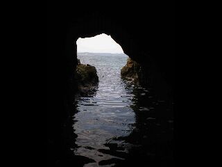 la grotte de l'esquie pendant la prospection archeologique